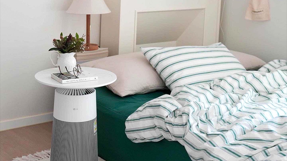 Small items such as pots are placed on the top of the product to be conveniently used as a bedside table.